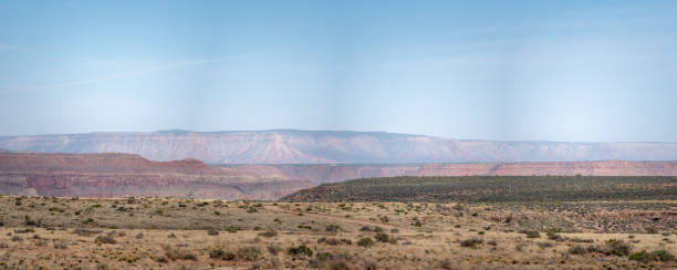 vista panoramica di open desert field in nevada con il grand canyon sullo sfondo - canyon plateau large majestic foto e immagini stock