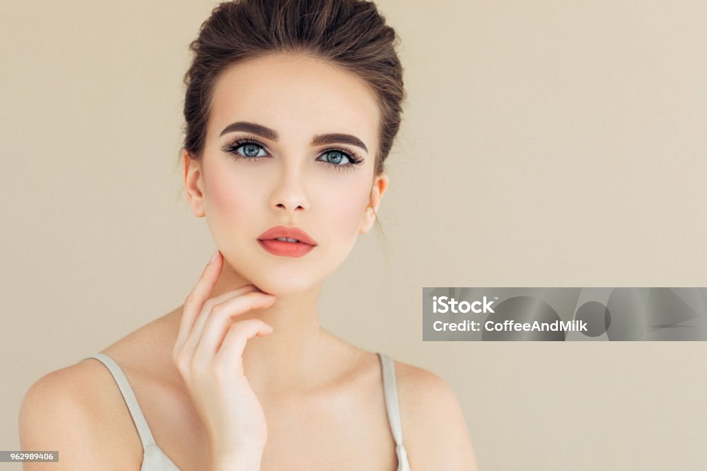 Schöne Frau mit make-up  - Lizenzfrei Attraktive Frau Stock-Foto