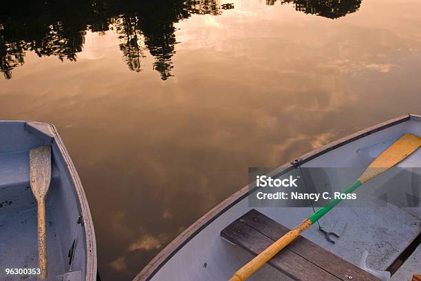 Rowboats Ao Pôr Do Sol Da Água Marítimo Pesca Oars Reflexão De Tranquilidade - Fotografias de stock e mais imagens de Amarelo