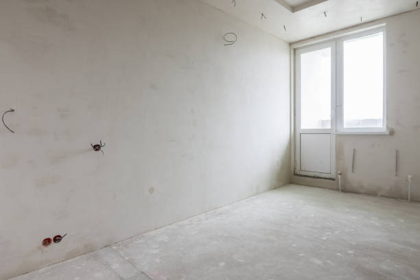 istock Room in new building, plastered walls, concrete floor, two-level ceiling 963004958