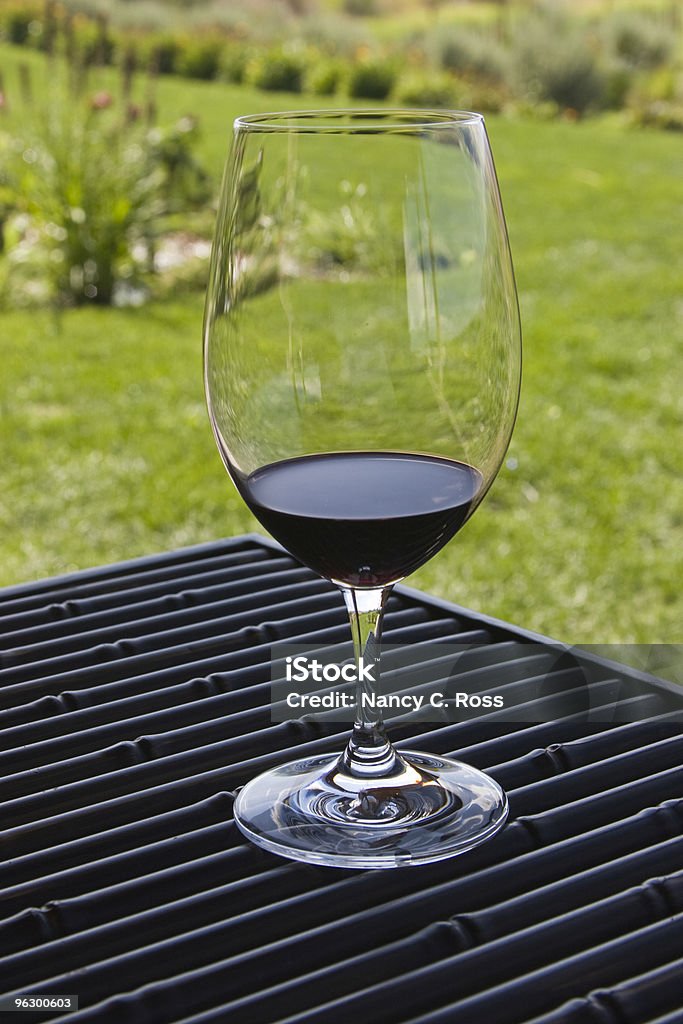 Каберне, Мерло вина в Винный бокал на столе, на открытом воздухе - Стоковые фото Алкоголь - напиток роялти-фри