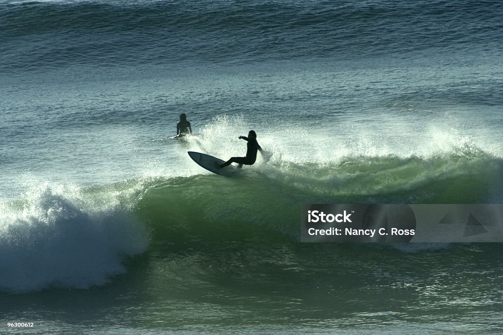 Surfista cortes diminuir Lip de onda, esportes aquáticos, iluminação de - Foto de stock de Arrebentação royalty-free