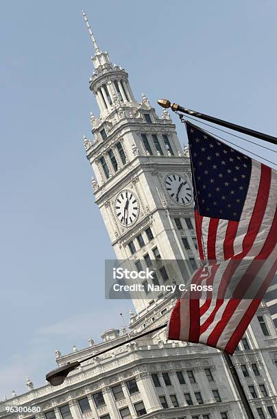 Foto de Bandeira Americana E A Torre Do Relógio O Edifício Tempo Músicas Patrióticas Estrelas E Listras e mais fotos de stock de Azul