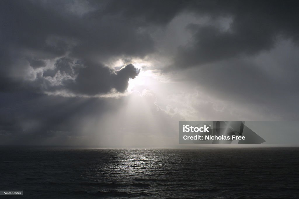 Ciel sombre - Photo de Chaque nuage est cerné d'argent libre de droits