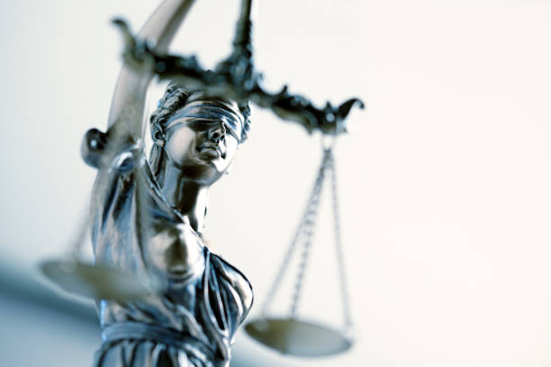 statua lady justice w tle jasnym z przodu - legal system scales of justice justice weight scale zdjęcia i obrazy z banku zdjęć