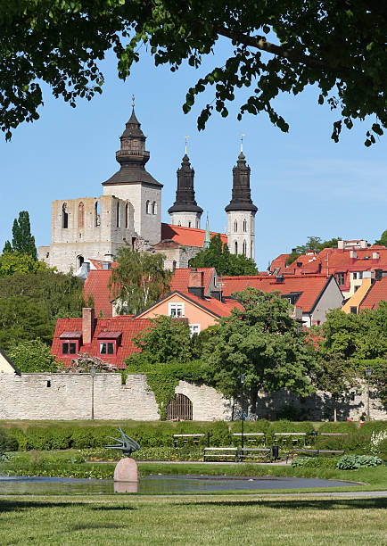 가득했다 떠들썩해질 - estonia tallinn old ruin ruined 뉴스 사진 이미지