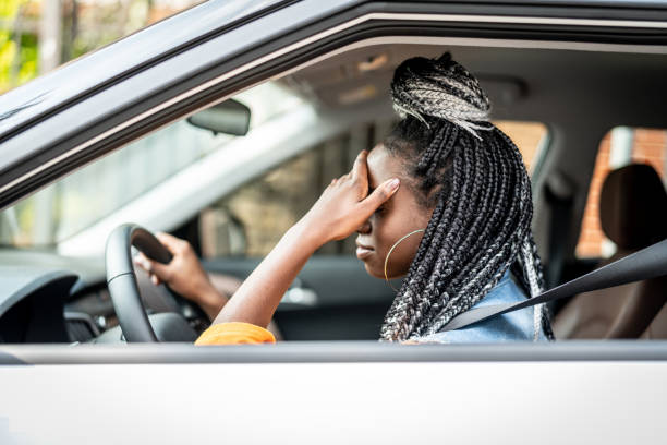 porträt von gestressten afrikanische frau im auto - traffic jam traffic car commuter stock-fotos und bilder