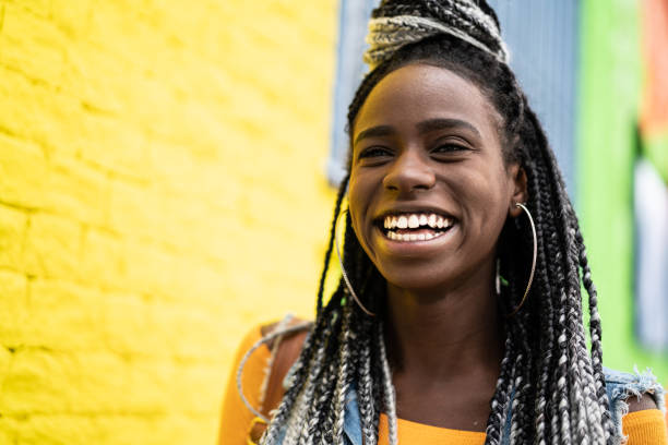 femme afro-américaine avec portrait de dreadlocks - jamaican culture photos et images de collection