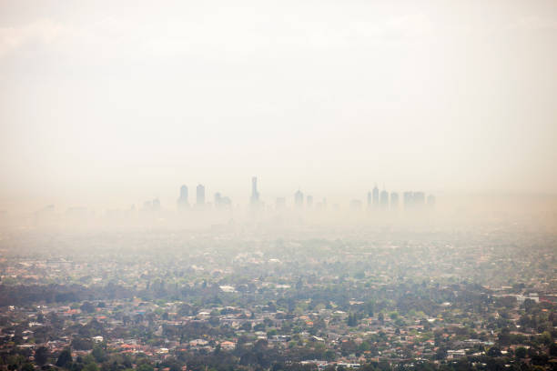poluzione e fumo di fuoco - melbourne city skyline australia foto e immagini stock