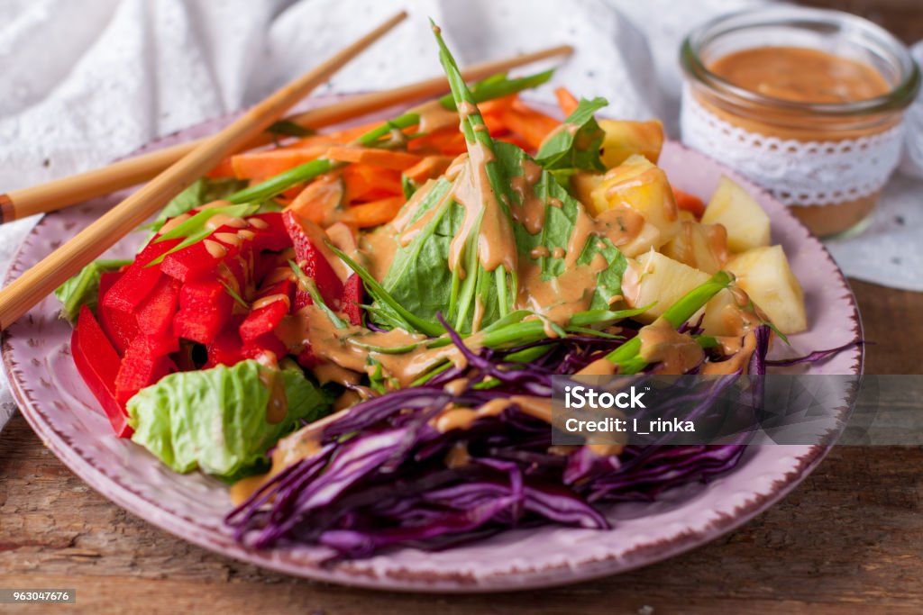 Gemüsesalat mit asiatischen Erdnuss Kokos dressing - Lizenzfrei Abnehmen Stock-Foto