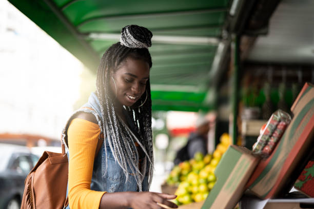 Woman choosing fruits on feira
