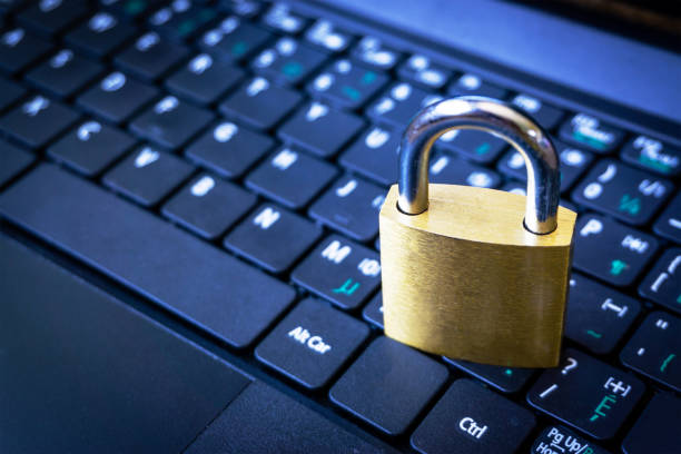 cadenas doré sur clavier cyber sécurité concept avec espace copie - spam computer hacker computer keyboard e mail photos et images de collection