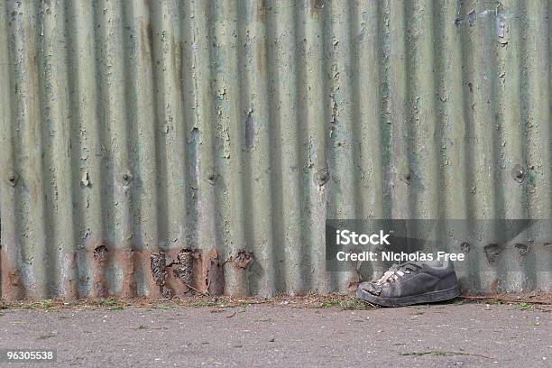 Abandonado Sapato - Fotografias de stock e mais imagens de Abandonado - Abandonado, Acabado, Alfalto