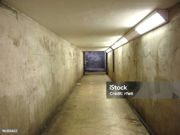 Corredor Grunge - Fotografias de stock e mais imagens de Abaixo - Abaixo, Abandonado, Agoirento