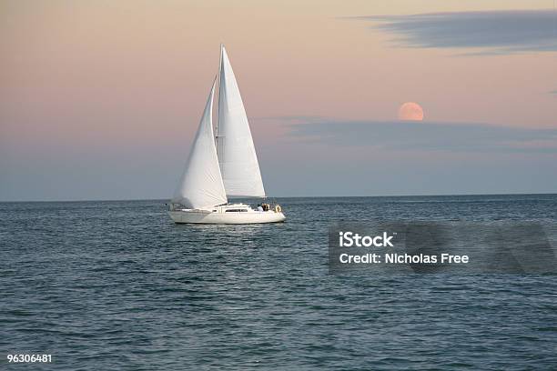 Segeln Am Abend Stockfoto und mehr Bilder von Segelschiff - Segelschiff, Segeln, Segeljacht