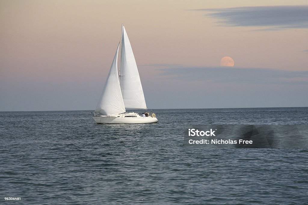 Voile en soirée - Photo de Bateau à voile libre de droits