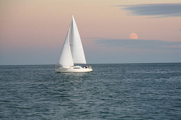 wieczorem żeglarstwo - sunset yacht luxury sailboat zdjęcia i obrazy z banku zdjęć