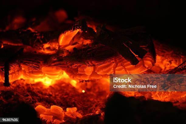 Embers - Fotografie stock e altre immagini di Pirobazia - Pirobazia, Bruciare, Bruciato