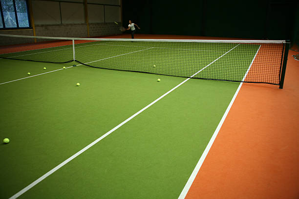 práctica de tenis - tennis court tennis net indoors fotografías e imágenes de stock