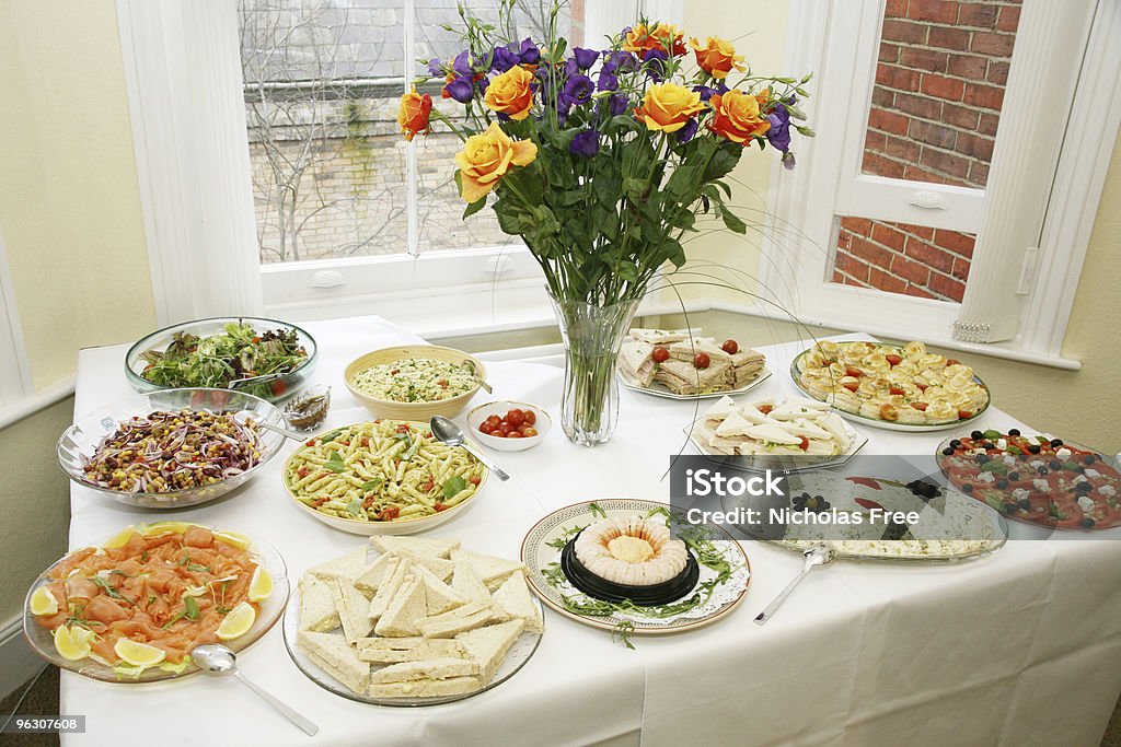 Tavolo a Buffet - Foto stock royalty-free di Credenza-buffet