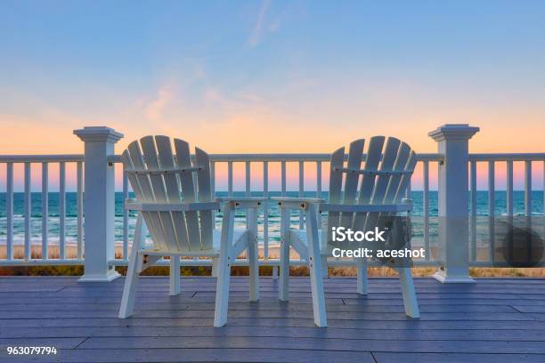 Goditi La Vista Delloceano Da Una Sedia Mentre Sei In Vacanza - Fotografie stock e altre immagini di Spiaggia