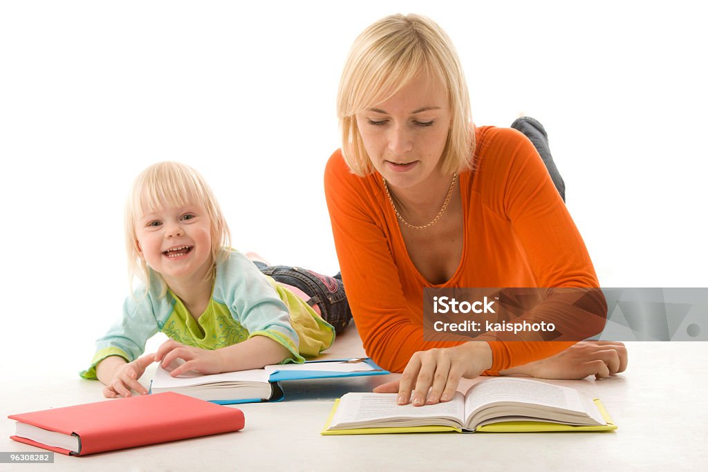 Mãe e filha com Livros - Royalty-free Criança pequena Foto de stock