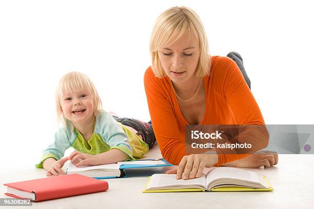 Mãe E Filha Com Livros - Fotografias de stock e mais imagens de Criança pequena - Criança pequena, Educação, Figura para recortar