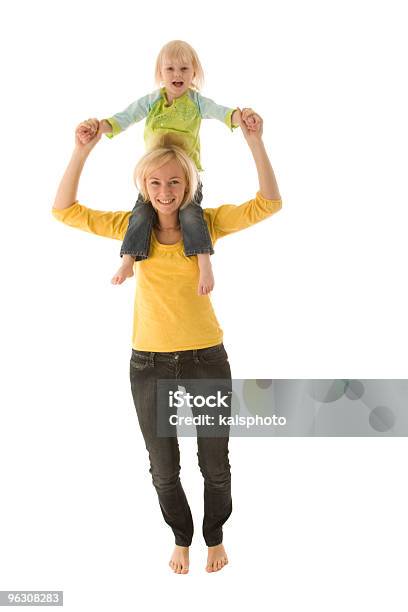 Madre E Hija Foto de stock y más banco de imágenes de Fondo blanco - Fondo blanco, Llevar al hombro, Niño