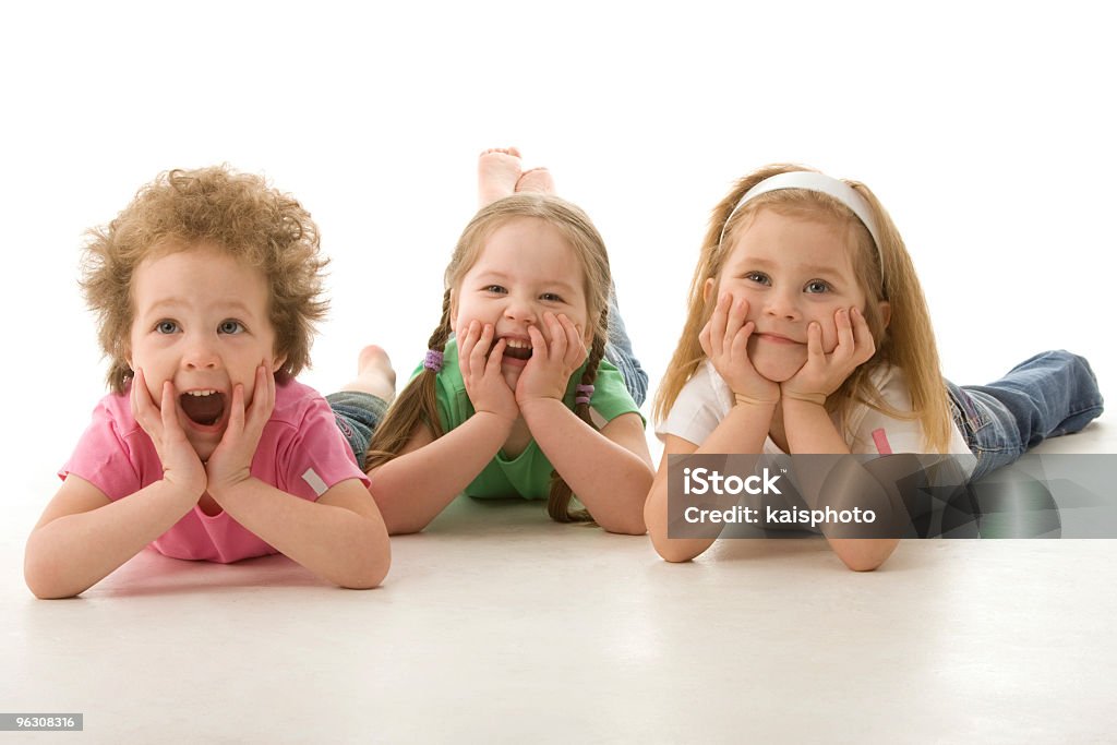 Petits amis Allongé sur le devant - Photo de Enfant libre de droits