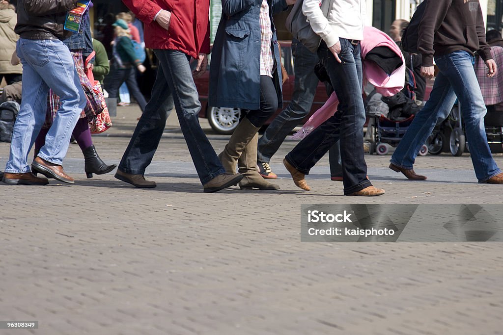 人々徒歩での通り - 歩道のロイヤリティフリーストックフォト