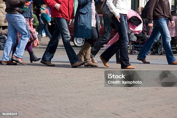 人々徒歩での通り - 歩道のストックフォトや画像を多数ご用意 - 歩道, 交通量, 歩く