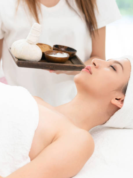 istock Relaxed woman on spa bed. Therapist in background. 963087712