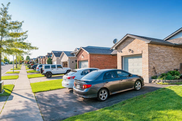 nowa dzielnica mieszkalna w londynie ontario kanada - car stationary blue sky zdjęcia i obrazy z banku zdjęć