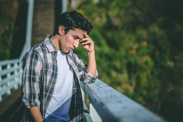 adolescente masculino con depresión contemplando suicidio - sulking fotografías e imágenes de stock