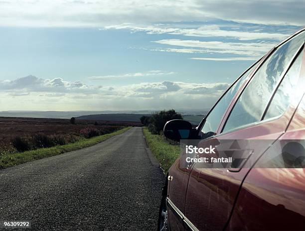 お車の駐車を Road に入ります - 自動車のストックフォトや画像を多数ご用意 - 自動車, 人気のない道路, 固定された