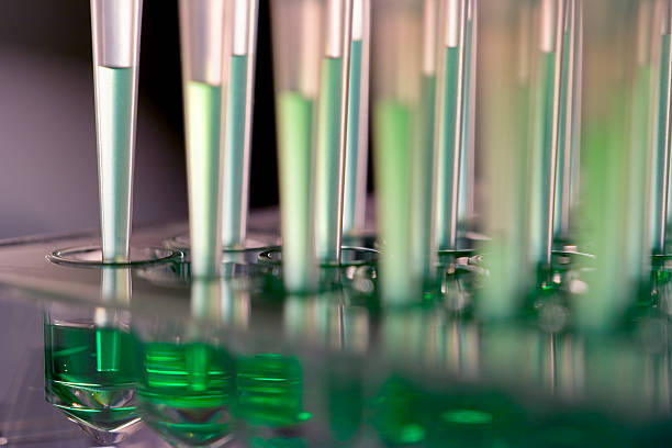 roboter microfluidics erlaubnis - chemistry laboratory test tube science and technology stock-fotos und bilder