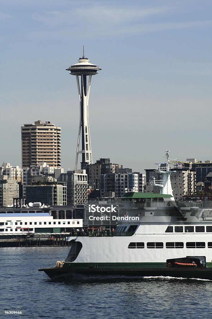 Fährhafen und Seattle Space Needle. - Lizenzfrei Fähre Stock-Foto