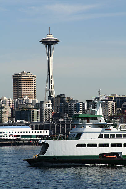 ferry y space needle de seattle - seattle ferry puget sound sound fotografías e imágenes de stock