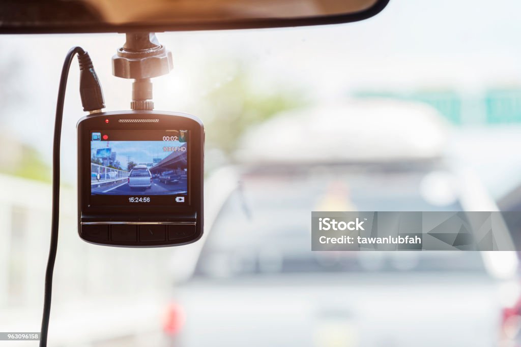 Grabadora de cámara frente a coche de seguridad en la carretera. - Foto de stock de Perspectiva de cámara en el salpicadero libre de derechos