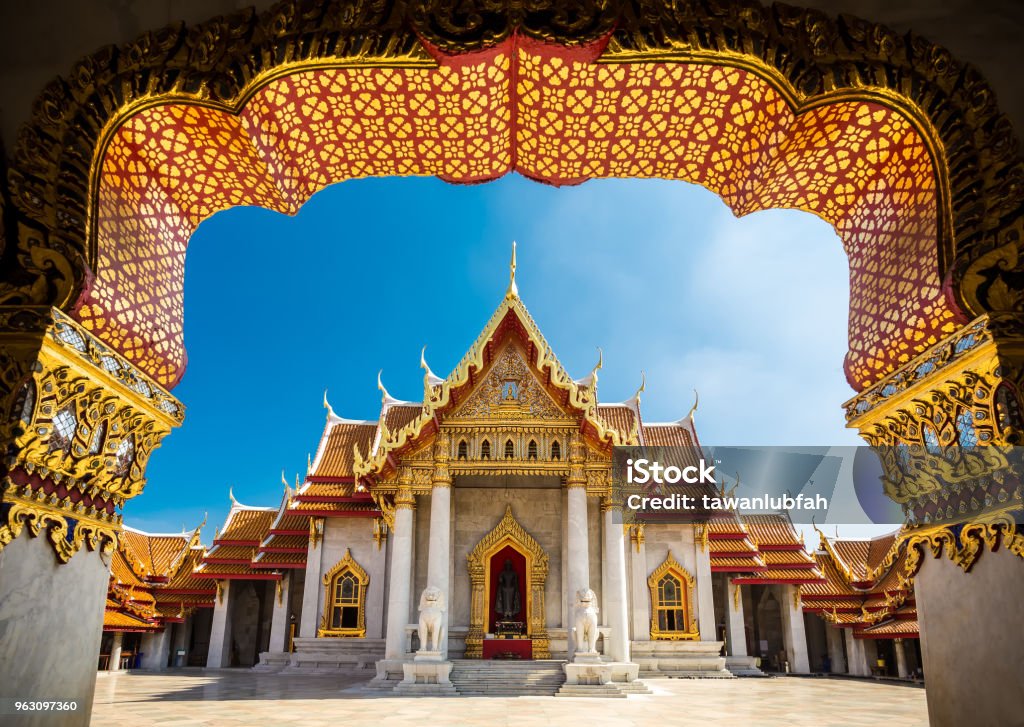 El templo de mármol en la Bankgok Tailandia. Localmente conocido como Wat Benchamabophit. - Foto de stock de Bangkok libre de derechos