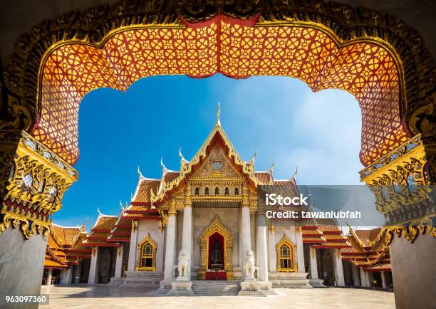 El Templo De Mármol En La Bankgok Tailandia Localmente Conocido Como Wat Benchamabophit Foto de stock y más banco de imágenes de Bangkok