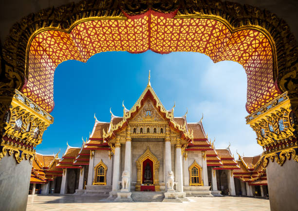 the marble temple in bankgok thailand. locally known as wat benchamabophit. - banguecoque imagens e fotografias de stock