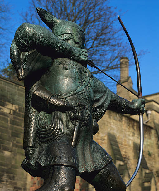 robin hood estátua nottingham. - castle famous place low angle view england - fotografias e filmes do acervo