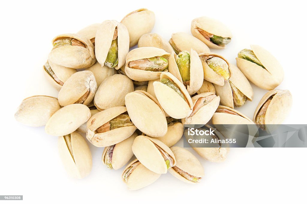 Груду pistachios в виде раковин на белом - Стоковые фото Аллергия роялти-фри