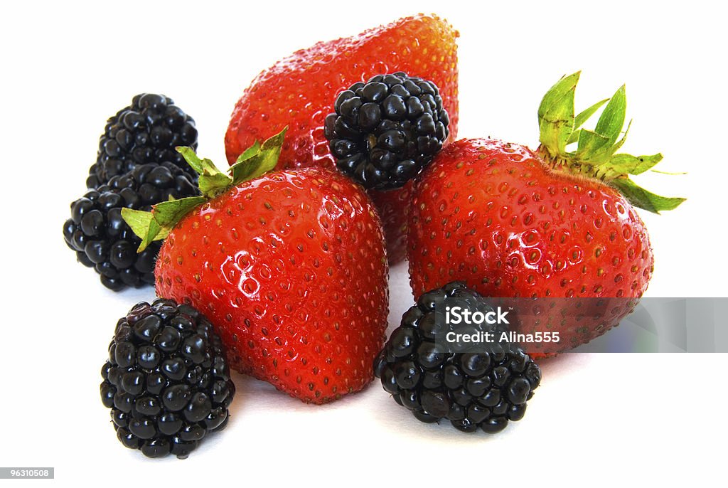 Mix di bacche-fragole e more su bianco - Foto stock royalty-free di Alimentazione sana