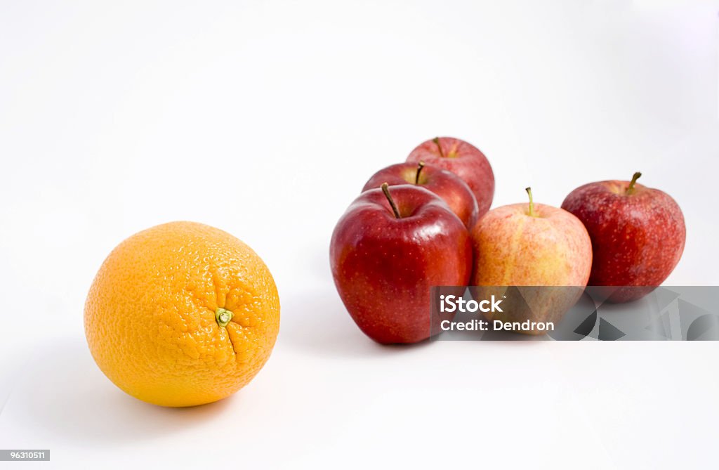 Оранжевый между яблоки - Стоковые фото Апельсин роялти-фри