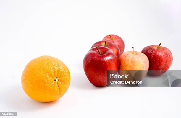 Оранжевый Между Яблоки — стоковые фотографии и другие картинки Апельсин - Апельсин, Блестящий, В ряд
