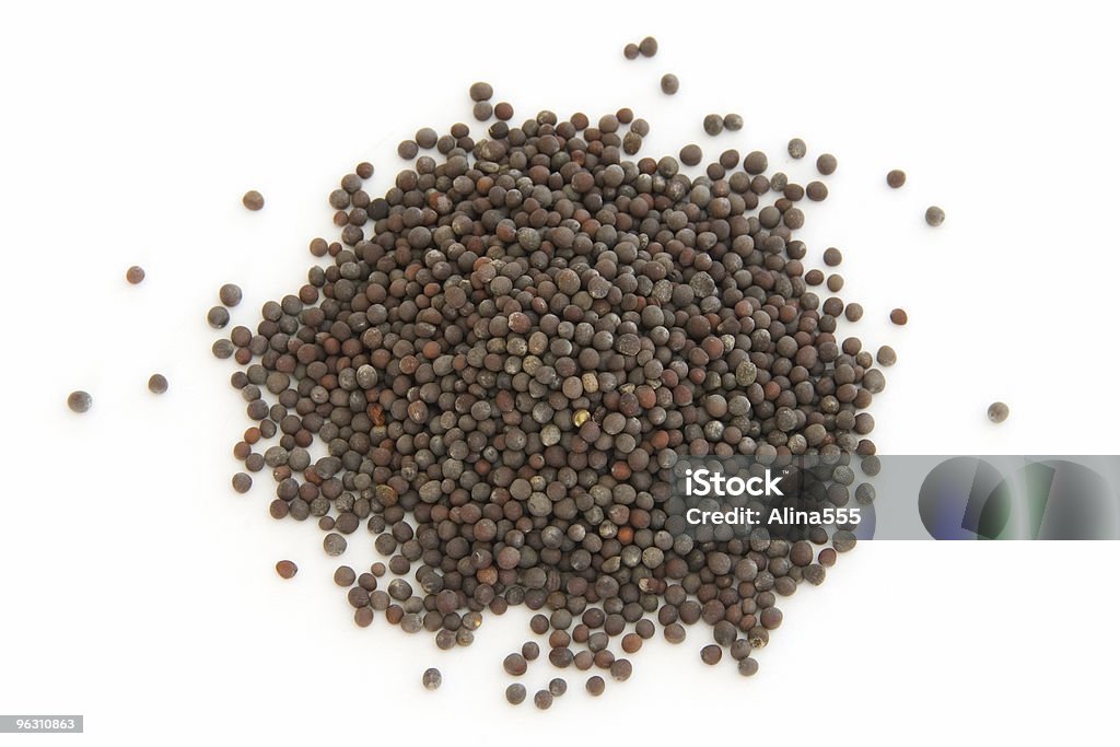 Скатанный цельной коричнево-горчичный семена на белом - Стоковые фото Ароматический роялти-фри