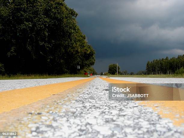 Photo libre de droit de Des Difficultés À Lavance banque d'images et plus d'images libres de droit de Conduire - Conduire, Pluie, Adversité