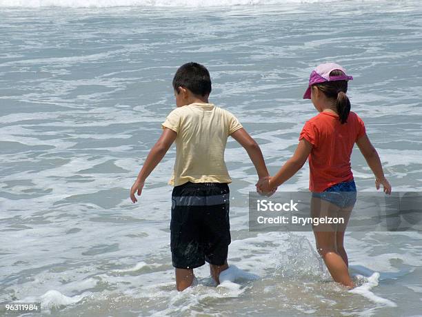 Mexican Chłopiec I Dziewczynka W Ocean - zdjęcia stockowe i więcej obrazów Ciemny - Ciemny, Meksykanie, Ameryka Łacińska